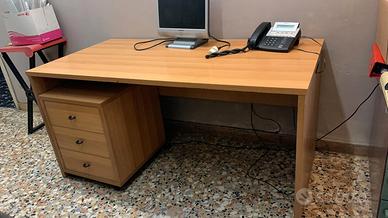 scrivania con cassettiera