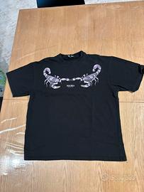 due magliette a maniche corte nere