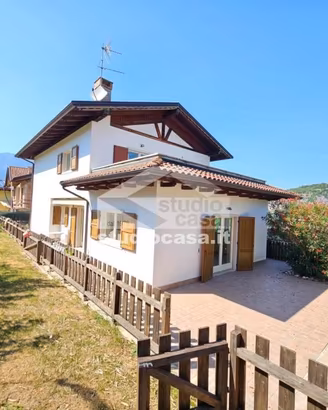 Villa di 300 m² con più di 5 locali e box auto dop
