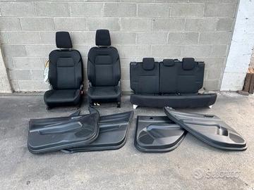Sedili neri Suzuki Swift Hybrid 2021 5 porte