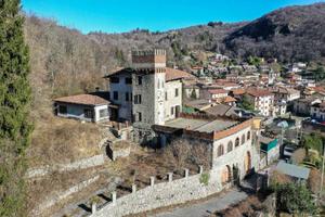 Attività / Licenza di 950 m² con 5 locali a Barni