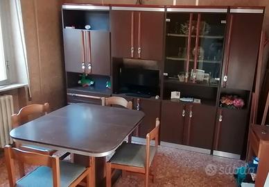 mobili soggiorno con tavolo e sedie