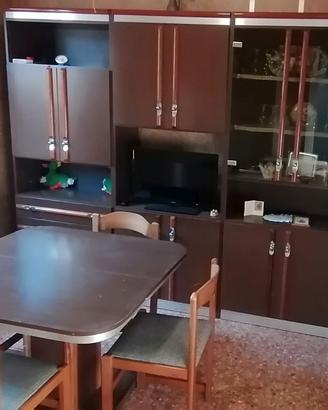 mobili soggiorno con tavolo e sedie