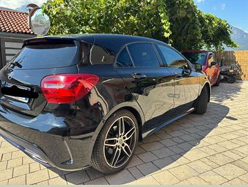 MERCEDES NERA CON GANCIO TRAINO 