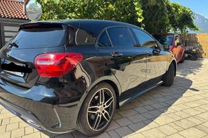 MERCEDES NERA CON GANCIO TRAINO 