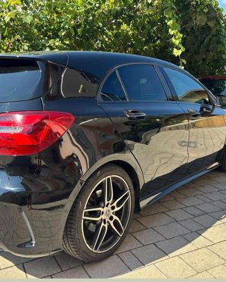 MERCEDES NERA CON GANCIO TRAINO 