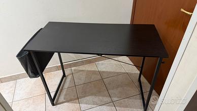 Scrivania e sedia