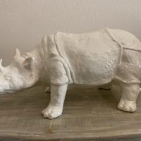Statua di rinoceronte in ceramica.