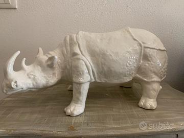 Statua di rinoceronte in ceramica.