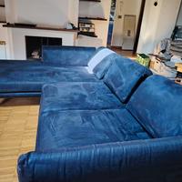 Divano con penisola blu effetto scamosciato