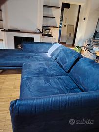 Divano con penisola blu effetto scamosciato