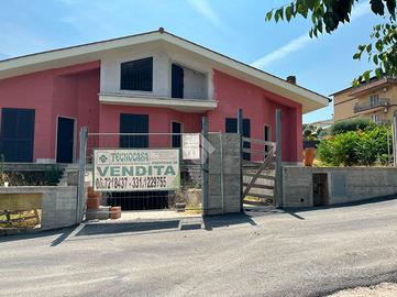 VILLA A SCHIERA CENTRALE A ROMA