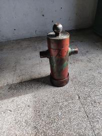 Pistone idraulico ribaltabile