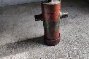 Pistone idraulico ribaltabile