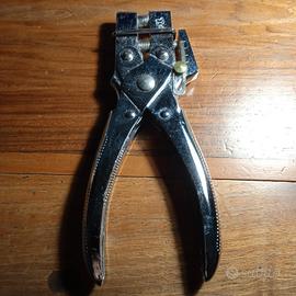 Pinza occhiellatrice e punzone da cucito