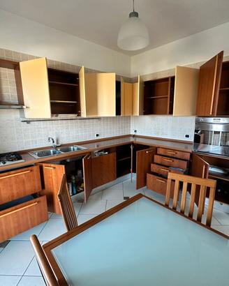 PRIVATO:- Cucina Completa di Elettrodomestici.