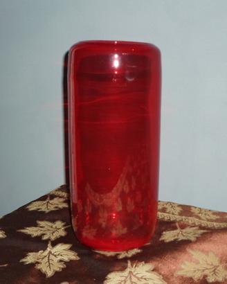 Vaso in vetro rosso cilindrico