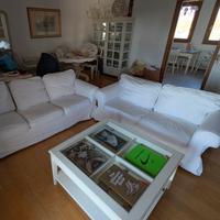 Tavolo bianco con piano in vetro e cassetto