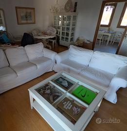 Tavolo bianco con piano in vetro e cassetto