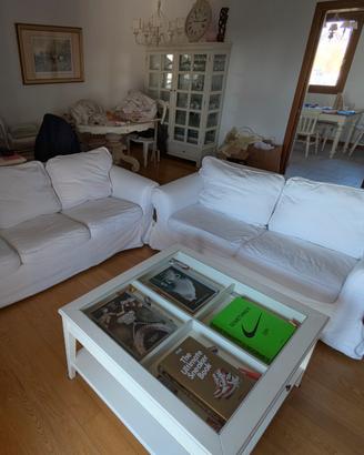 Tavolo bianco con piano in vetro e cassetto