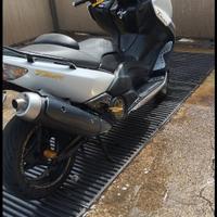Yamaha T Max bianco e oro