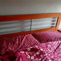 Letto matrimoniale con inserti in metallo satinato