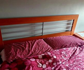 Letto matrimoniale con inserti in metallo satinato
