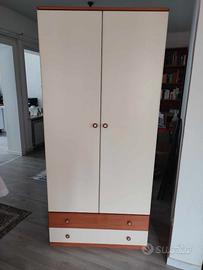 Armadio due ante e comodino.