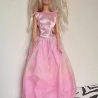 Bambola Barbie con abito elegante