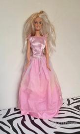 Bambola Barbie con abito elegante