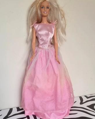 Bambola Barbie con abito elegante