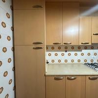 Cucina con elettrodomestici