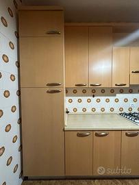 Cucina con elettrodomestici