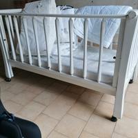 Lettino in legno completo di materasso e corredo