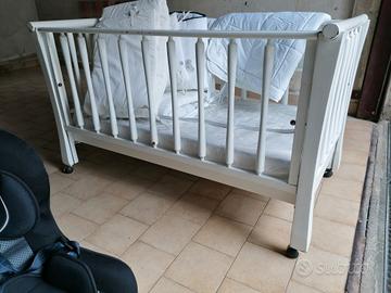 Lettino in legno completo di materasso e corredo