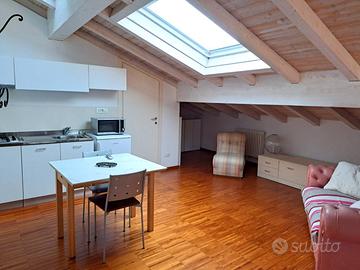 Centro Storico, monolocale mansardato arredato