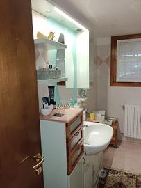 Mobile bagno con lavandino e piano in marmo