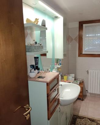 Mobile bagno con lavandino e piano in marmo