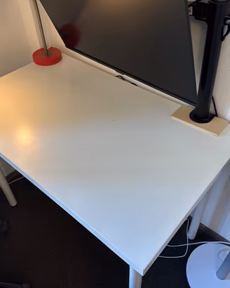 Scrivania bianca IKEA con gambe bianche