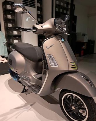 Vespa GTS 125 Super Tech bauletto e supporto omagg