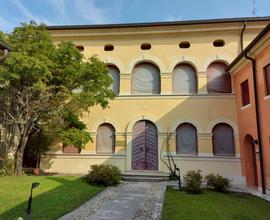 Uffici su tre piani e parcheggi privati
