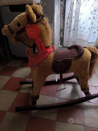 cavalluccio a dondolo 
