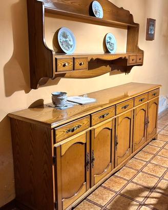 Credenza e piattaia rustiche in legno