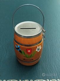 Piccolo Salvadanaio in legno made in swiss anni 70