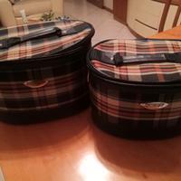 Coppia di beauty-case da viaggio.