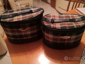 Coppia di beauty-case da viaggio.
