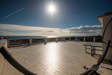 Pregiato ATTICO con vista mare a 3' dalle spiagge