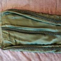 Gonna e camicia verde in raso di seta