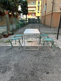 Tavolino campeggio con sedie
