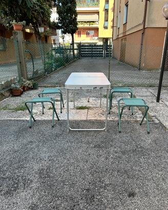 Tavolino campeggio con sedie